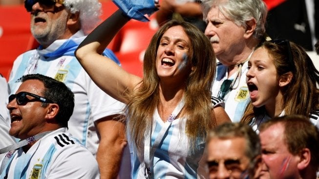 Para suporter timnas Argentina bersorak jelang laga Grup D Piala Dunia 2018 antara Argentina vs Islandia di Stadion Spartak, Moskow, Rusia, Sabtu (16/6/2018). [Alexander NEMENOV / AFP]