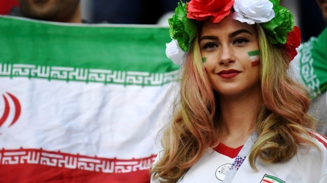 Seorang perempuan suporter timnas Iran tampak hadir dalam laga Grup B Piala Dunia 2018 antara Maroko vs Iran di Stadion Saint Petersburg, Rusia, Jumat (15/6/2018). [CHRISTOPHE SIMON / AFP]