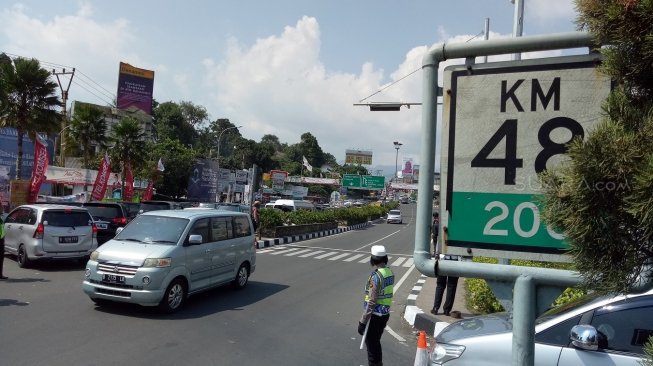 Kemacetan di jalur Puncak, Senin (18/6/2018). (Rambiga/Suara.com)