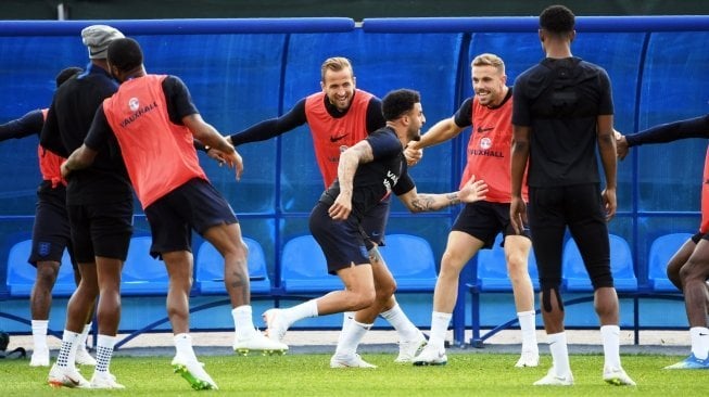 Para pemain timnas Inggris menjalani salah satu sesi latihan di Stadion Spartak Zelenogorsk, Saint Petersburg, Minggu (17/6/2018), jelang laga Grup G Piala Dunia 2018 melawan Tunisia, Senin (18/6) ini. [Paul ELLIS / AFP]