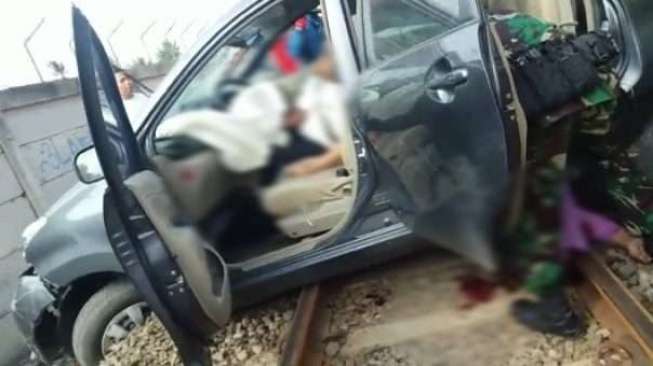 Kecelakaan Maut, Sekeluarga Ditabrak Kereta di Stasiun Batu Ceper Tangerang