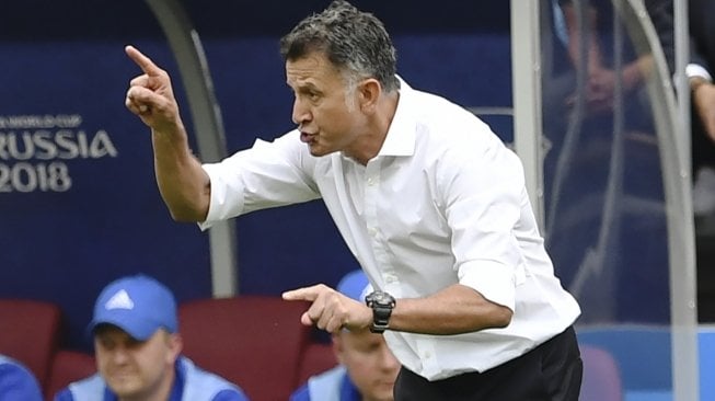 Pelatih timnas Meksiko, Juan Carlos Osorio, memberi arahan kepada para pemainnya, dalam laga grup F Piala Dunia 2018 kontra Jerman, di Stadion Luzhniki, Rusia, Minggu (17/6/2018). [Francisco LEONG / AFP]