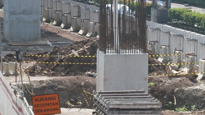 Suasana lokasi proyek Light Rail Transit (LRT) Cawang-Dukuh Atas di Jalan Rasuna Said, Jakarta, masih tampak sepi dari aktivitas pekerja pada libur lebaran hari ke-4, Senin (18/6/2018). [Suara.com/Oke Atmaja]