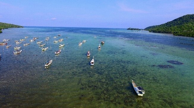 Gelombang Laut Tinggi, TNI/Polri Bantu Pengiriman Logistik Pemilu 2024 ke Pulau Karimunjawa