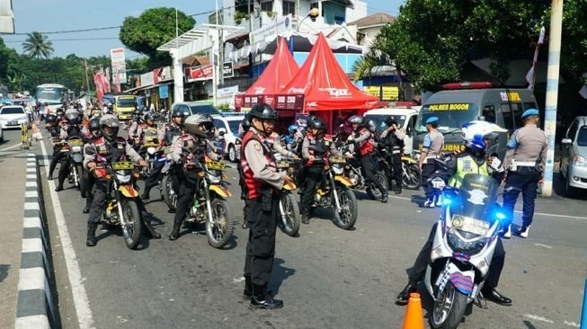 Urai Kemacetan di Jalur Puncak, Polisi Tambah Personel