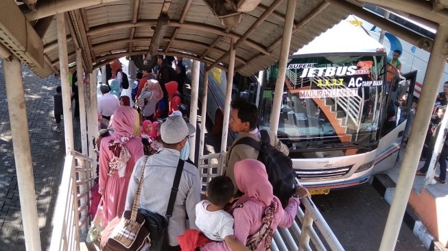 Mudik Lebaran 2022, Puluhan Sopir Bus Terminal Purabaya Surabaya Dites Urine