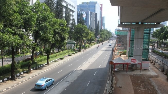 Suasana lokasi proyek Light Rail Transit (LRT) Cawang-Dukuh Atas di Jalan Rasuna Said, Jakarta, masih tampak sepi dari aktivitas pekerja pada libur lebaran hari ke-4, Senin (18/6/2018). [Suara.com/Oke Atmaja]