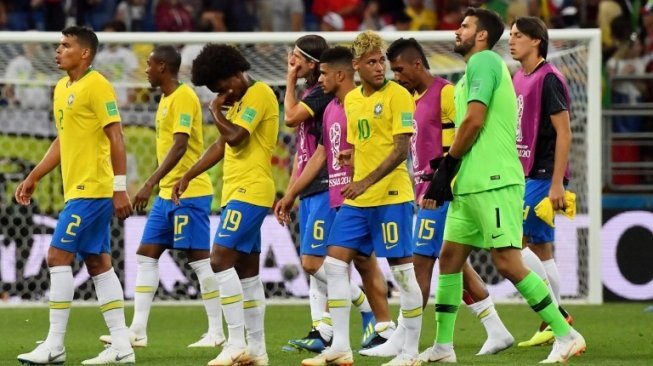 Bintang Brasil Neymar (#10) dan rekan setimnya meninggalkan lapangan setelah ditahan imbang oleh Swiss 1-1. Pascal GUYOT / AFP 