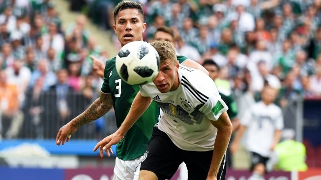 Pemain Jerman, Thomas Mueller, berusaha mengontrol bola, dalam laga grup F Piala Dunia 2018 kontra Meksiko, di Stadion Luzhniki, Rusia, Minggu (17/6/2018). [Kirill KUDRYAVTSEV / AFP]