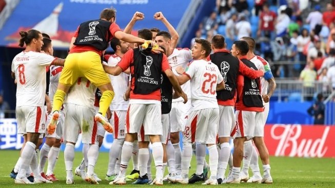 Para pemain Serbia merayakan kemenangannya atas Kosta Rika. EMMANUEL DUNAND / AFP 