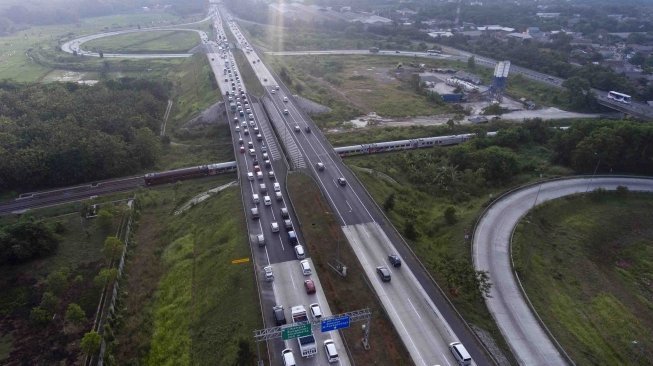 Sejumlah kendaraan melintasi jalur satu arah menuju Jakarta yang diberlakukan di tol Jakarta-Cikampek, di Cikopo, Purwakarta, Jawa Barat, Selasa (19/6).