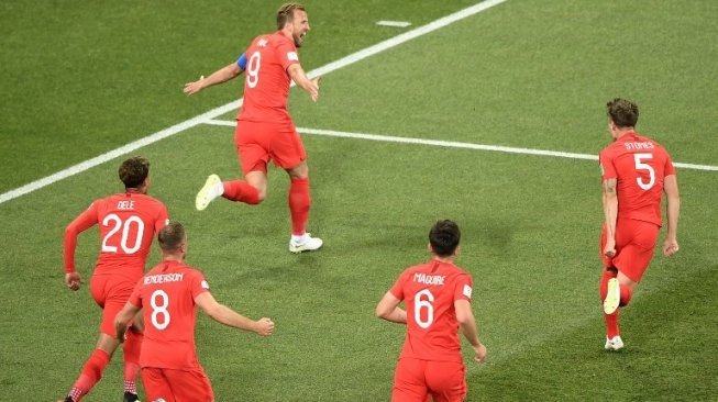 Penyerang Timnas Inggris, Harry Kane (atas) merayakan golnya ke gawang Tunisia (NICOLAS ASFOURI / AFP)