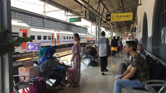 Arus Balik Stasiun Senen Ramai, 22.731 Orang Kembali ke Jakarta