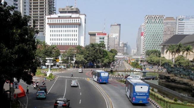 Kendaraan melintas di Jalan Merdeka Utara, Jakarta, Selasa (19/6).