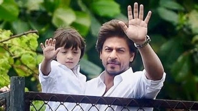 Anak Shahrukh Khan Berdoa Di Depan Patung Dewa Netizen Heboh