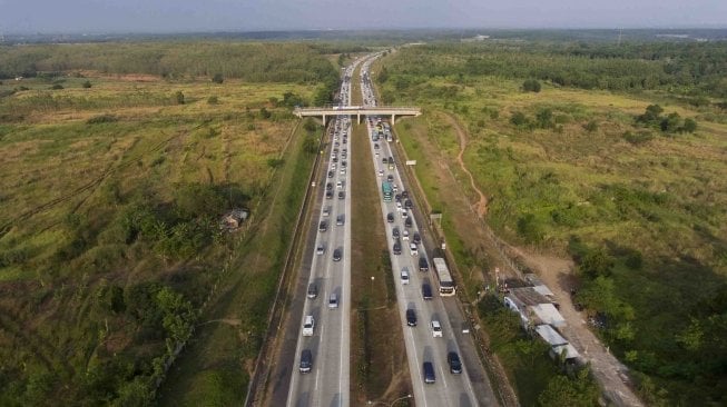 Sejumlah kendaraan melintasi jalur satu arah menuju Jakarta yang diberlakukan di tol Jakarta-Cikampek, di Cikopo, Purwakarta, Jawa Barat, Selasa (19/6).