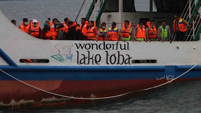 Tim evakuasi gabungan melakukan pencarian korban KM Sinar Bangun yang tenggelam di Danau Toba, Simalungun, Sumatra Utara, Selasa (19/6). 