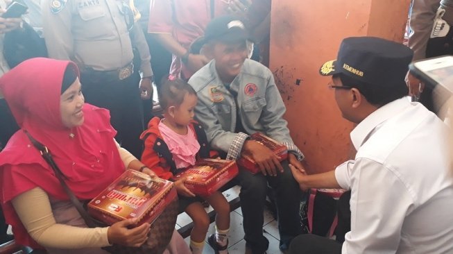 Sambangi Terminal Kampung Rambutan, Menhub Bagi-bagi Nasi Kotak