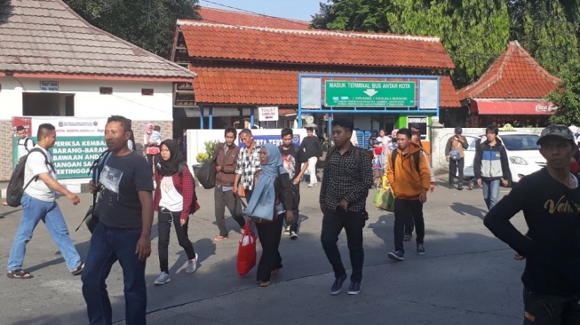 Pulang Kampung, Pemudik Masih Padati Terminal Kampung Rambutan