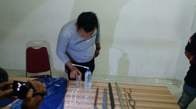 Polisi mengamankan sejumlah barang bukti sabu di rumah tersangka begal remaja di Makassar. (Suara.com/Lirzam Wahid)