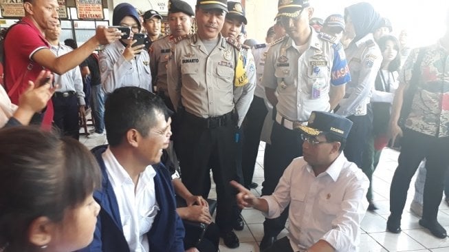 Menteri Perhubungan Budi Karya Sumadi berkunjung ke Terminal Kampung Rambutan. (Suara.com/Cholas Tolen)