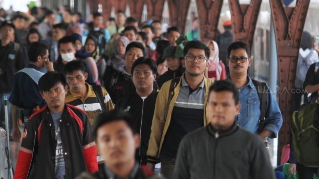 Dilarang Mudik, Ramai Warga Batalkan Tiket Kereta di Stasiun Pasar Senen