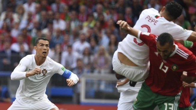 Pemain Portugal Cristiano Ronaldo bersiap menyambut bola di depan gawang Maroko dalam laga keduanya di Grup B Piala Dunia 2018 yang berlangsung di Stadion Luzhniki, Rabu (20/6/2018) [AFP]