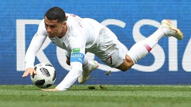 Pemain Portugal Cristiano Ronaldo terjatuh saat menghadapi Maroko di pertandingan kedua Grup B Piala Dunia 2018 yang digelar di Stadion Luzhniki, Rabu (20/6/2018) [AFP]