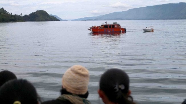 Personel BNPB melakukan pencarian korban KM Sinar Bangun yang tenggelam di Danau Toba, Simalungun, Sumatera Utara, Rabu (20/6).