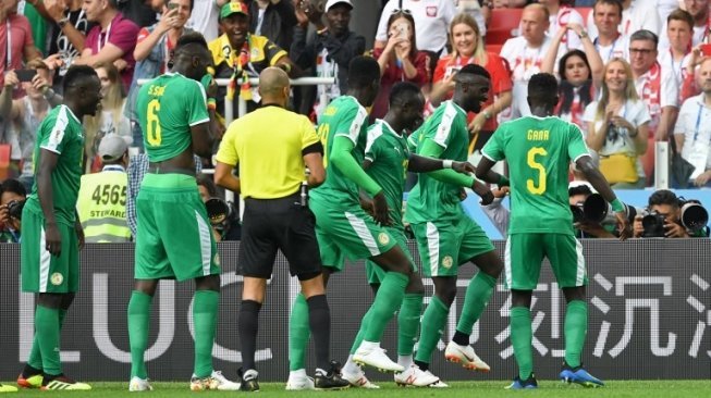 Para pemain Senegal berdansa untuk merayakan gol pertama mereka ke gawang Polandia di penyisihan Grup H Piala Dunia 2018, Selasa (19/6). [AFP/Francisco Leong]