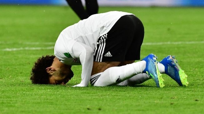 Attacker Timnas Mesir, Mohamed Salah, melakukan sujud syukur usai mencetak gol penalti ke gawang Rusia (Giuseppe CACACE / AFP)