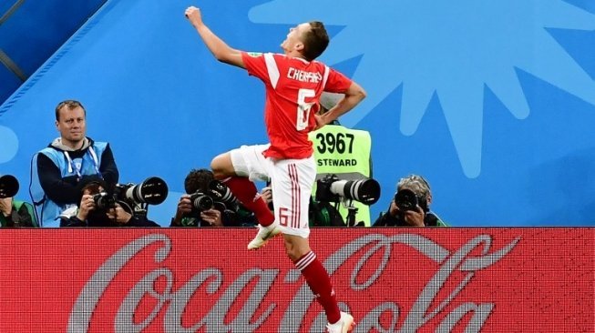 Winger Timnas Rusia, Denis Cheryshev melakukan selebrasi usai mencetak gol kedua Rusia di laga kontra Mesir (Giuseppe CACACE / AFP)