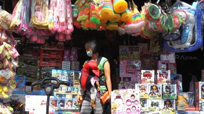 Warga berburu mainan di Pasar Gembrong, Jakarta, Rabu (20/6).