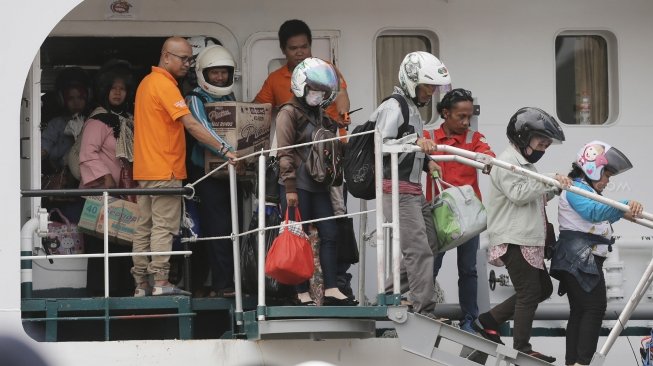 Pemudik tiba di Pelabuhan Tanjung Priok, Jakarta, Rabu (20/6). 