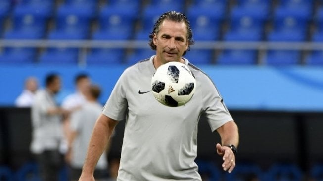 Pelatih Arab Saudi Juan Antonio Pizzi mengontrol bola. KHALED DESOUKI / AFP