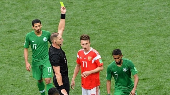 Gelandang Rusia Aleksandr Golovin (tengah) mendapatkan kartu kuning saat menghadapi Arab Saudi di Moskow. Mladen ANTONOV / AFP