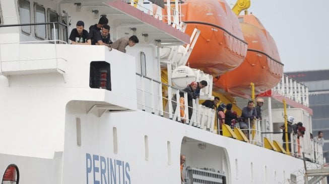 Pemudik tiba di Pelabuhan Tanjung Priok, Jakarta, Rabu (20/6). 