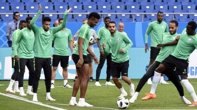 Para pemain timnas Arab Saudi melakukan sesi latihan di Rostov Arena. KHALED DESOUKI / AFP