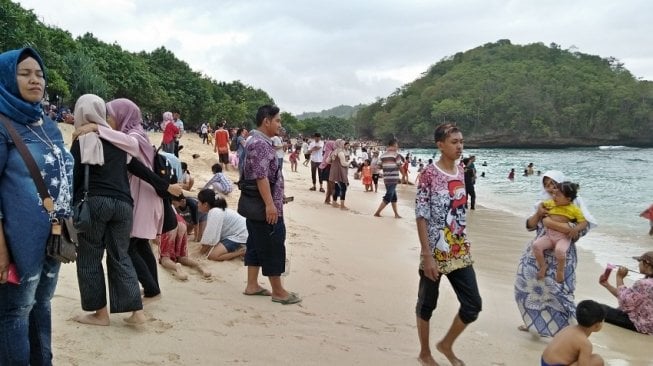 Keindahan wisata pesisir selatan Malang terganggu ulah warga yang seenaknya membuang sampah. (Suara.com/Sugianto)