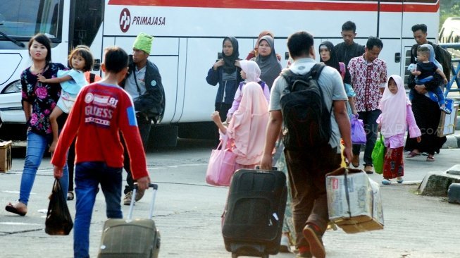 Pemudik tiba di Terminal Kampung Rambutan, Jakarta, Rabu (20/6). 