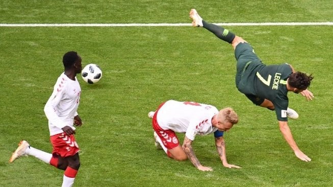 Pemain Denmark Simon Kjaer berebut bola dengan pemain Australia Mathew Leckie (kanan) dalam laga yang berlangsung di Samara Arena, Kamis (21/6/2018) [AFP]