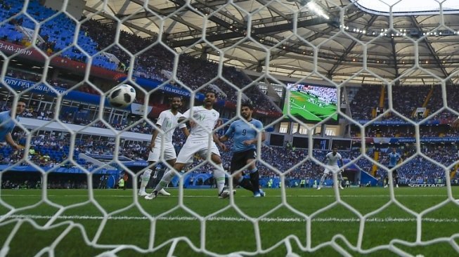 Pemain Uruguay Luis Suarez menjebol gawang Arab Saudi di Rostov Arena, Rabu (20/6/2018) [AFP]