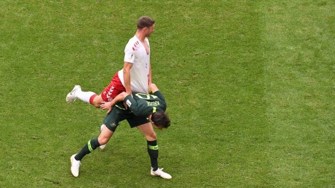 Pemain Denmark Henrik Daalsgard berebut bola dengan pemain Australia dalam laga yang berlangsung di Samara Arena, Kamis (21/6/2018) [AFP]