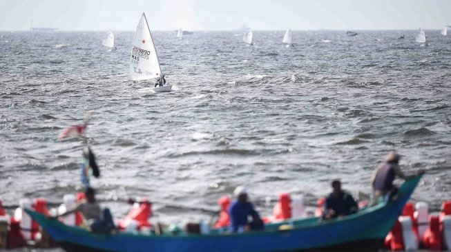 Sejumlah atlet layar Kelas Laser memacu kecepatan dalam Asian Sailing Championship (ASC) 2018 di Indonesia National Sailing Centre (INSC), Ancol, Jakarta Utara, Kamis (21/6). 