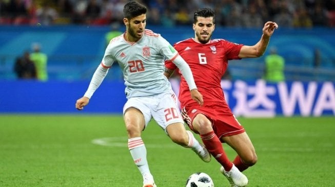 Winger Timnas Spanyol Marco Asensio (kiri) yang tampil sebagai pemain pengganti, beraksi di laga kontra Iran (SAEED KHAN / AFP)