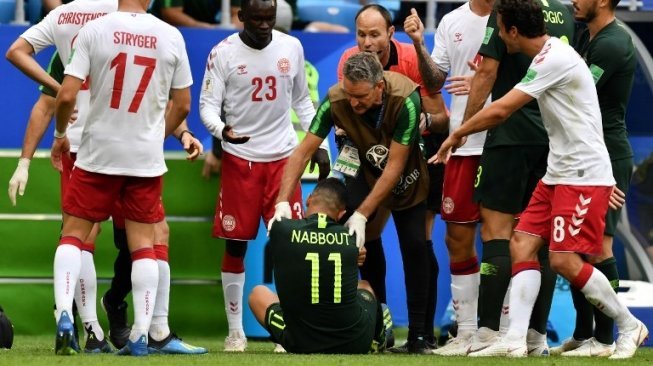 Pemain Australia Andrew Nabbout mendapat perawatan dari tim medis saat menghadapi Denmark di pertandingan kedua Grup C, Kamis (21/6/2018) [AFP]