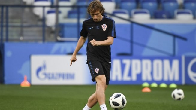 Kapten Timnas Kroasia, Luka Modric, berlatih jelang laga melawan Argentina di penyisihan Grup D Piala Dunia 2018, Rabu (20/6/2018). [AFP/Dimitar Dilkoff]