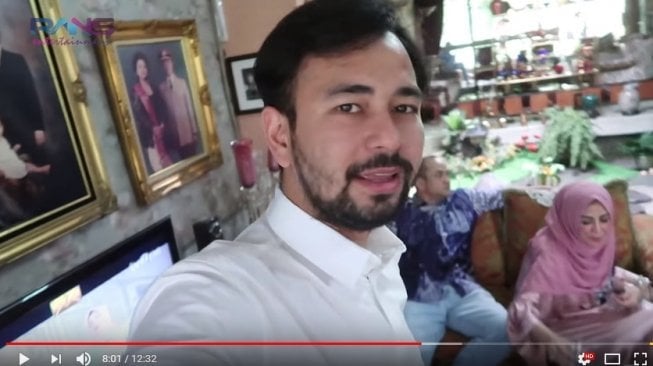 Raffi Ahmad saat mengulas rumah neneknya di Bandung, Jawa Barat [YouTube/Rans Entertainment]