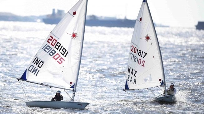 Sejumlah atlet layar Kelas Laser memacu kecepatan dalam Asian Sailing Championship (ASC) 2018 di Indonesia National Sailing Centre (INSC), Ancol, Jakarta Utara, Kamis (21/6).