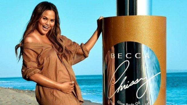 Wow, Chrissy Teigen Rilis Body Oil yang Bikin Badan Kinclong!